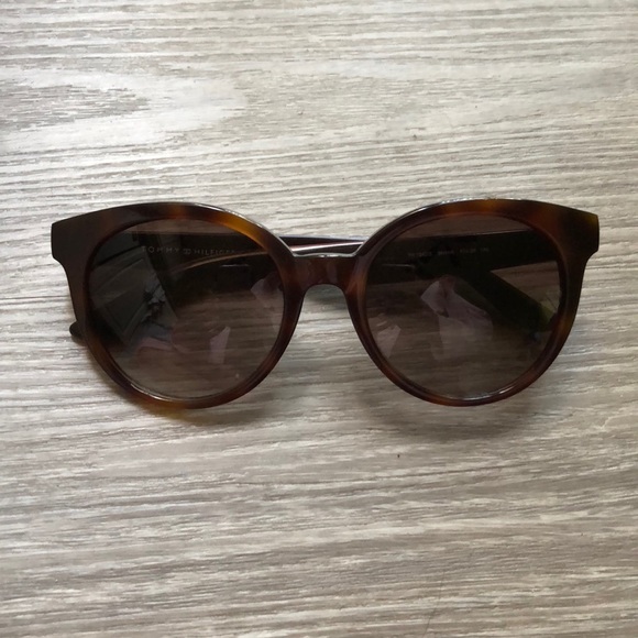 Tommy Hilfiger Accessories - Vintage cat eye sunglasses 🌺